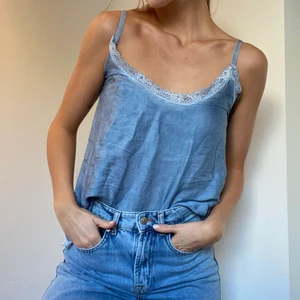 Blått linne i silke med spets  - Jätte gulligt och skönt linne i blå silke med spets! Knappt använd🫐