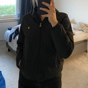 Lyle & Scott jacka - En Lyle & Scott jacka som är jättevarm och skön nu till hösten. Storlek S