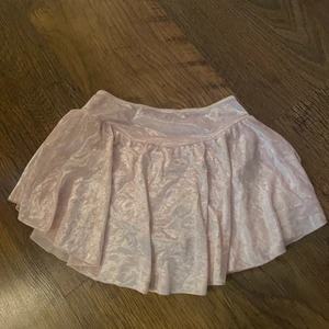 Konståkningskjol i typ sammet - Säljer min konståkningskjol i storlek 12 år vilket motsvarar typ XXS. 