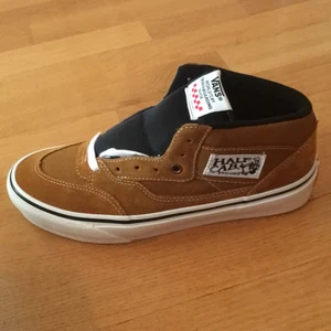 Vans Half Cabs! Storlek 40 - Oanvändna Vans halfcabs  storlek 40 usa 7.5! Golden brown. Bra för skateboard och Perfekt för hösten! Gillar dem själv mycket men råkade beställa två par! 