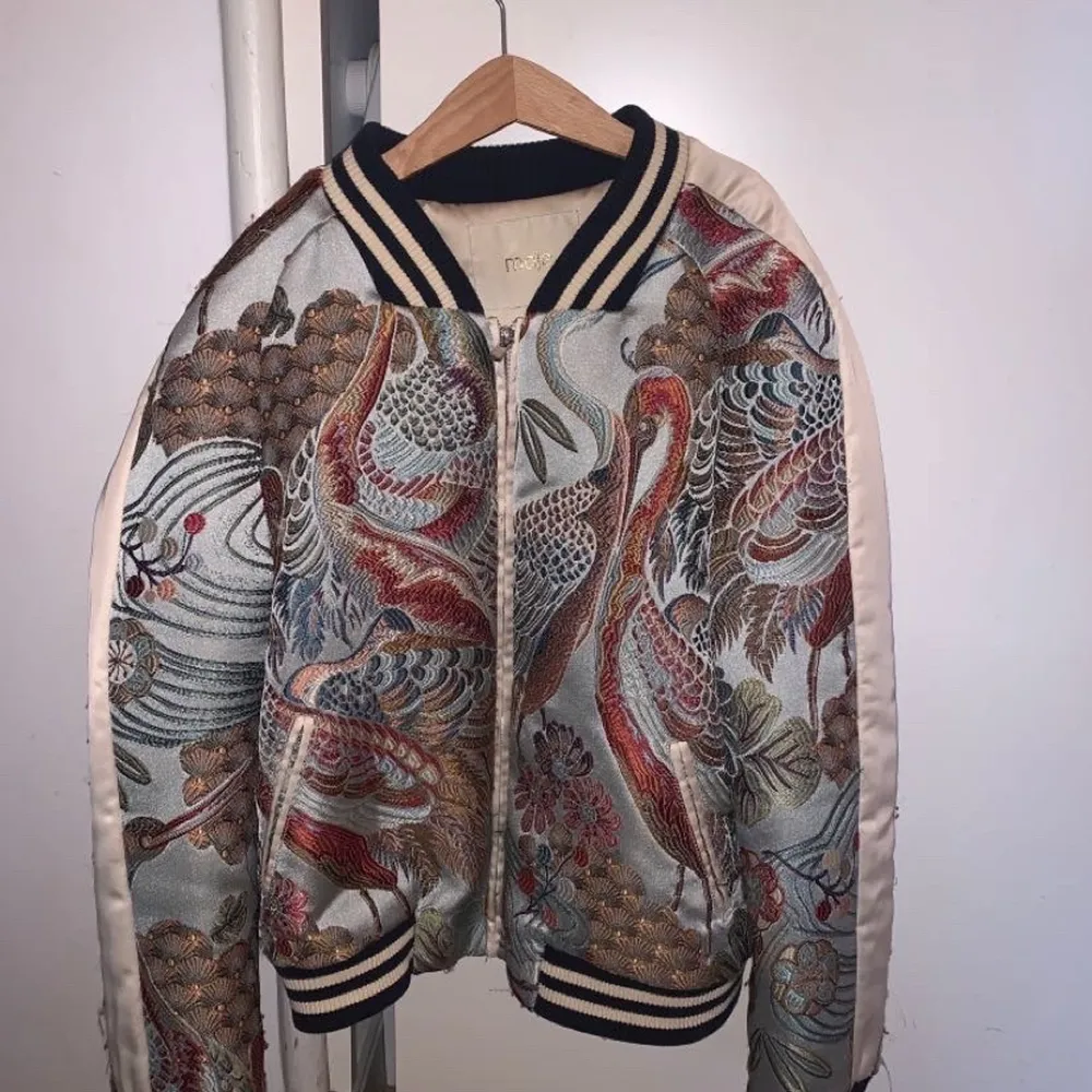 Säljer denna superfina och unika vintage Maje jackan. Så cool och den gör verkligen en hel outfit! Den säljs inte längre vilket gör den mycket unik💖. Jackor.