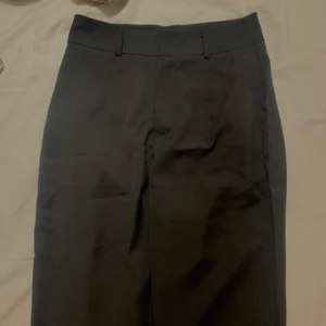 Kostymbyxor med slim staight leg - Fäldigt fin passform, framhäver din figur och är oanvända pga beställde efter fel längd, är 1,72 och de passar från 1,68 och nedåt. Passar strl xs-s. Frakt 66kr