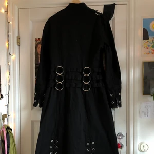 Goth kappa  - En helt fantastisk goth kappa som tyvärr är för stor för mig.. Den är märkt som en S men skulle snarare säga att den är en M/L! Från Living dead souls :) Frakten är inräknad i priset! Kan även mötas upp i Malmö  <3