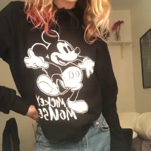 En superfin svart hoodie med ett Mickey Mouse tryck❤️ Från New Yorker för 200kr. Hyfsat använd. Storlek: S. Du står för frakten <33