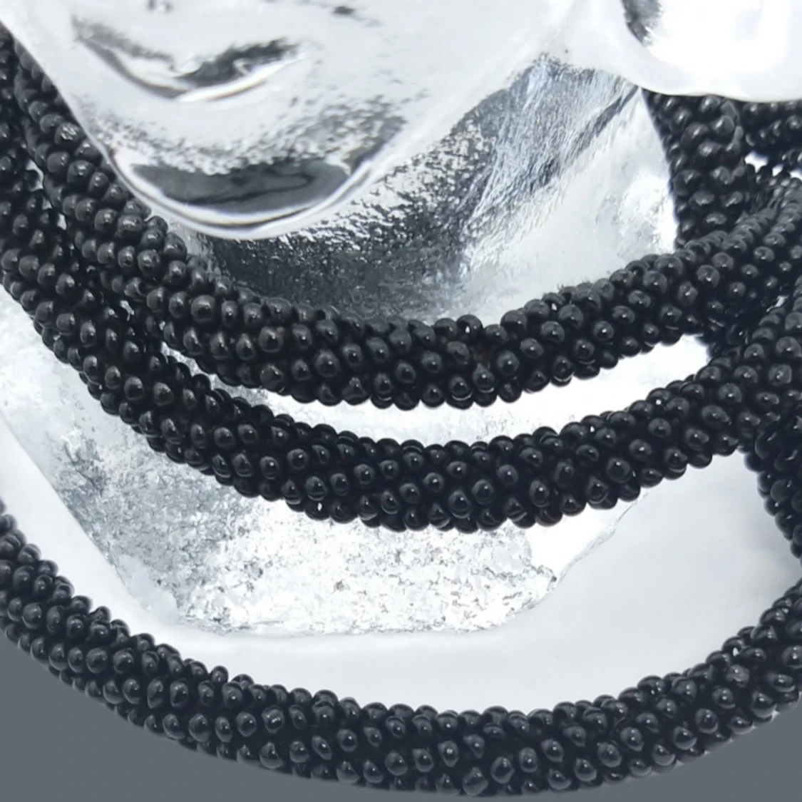 Svart pärlhalsband med silverlås  - 90