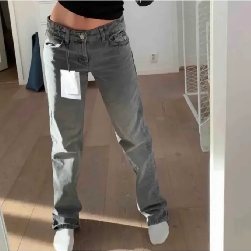 Jag däljer dem poplära jeansen från zara, slutsålda över allt, helt nya med prislappen på!! Buda gärna. Jeans & Byxor.