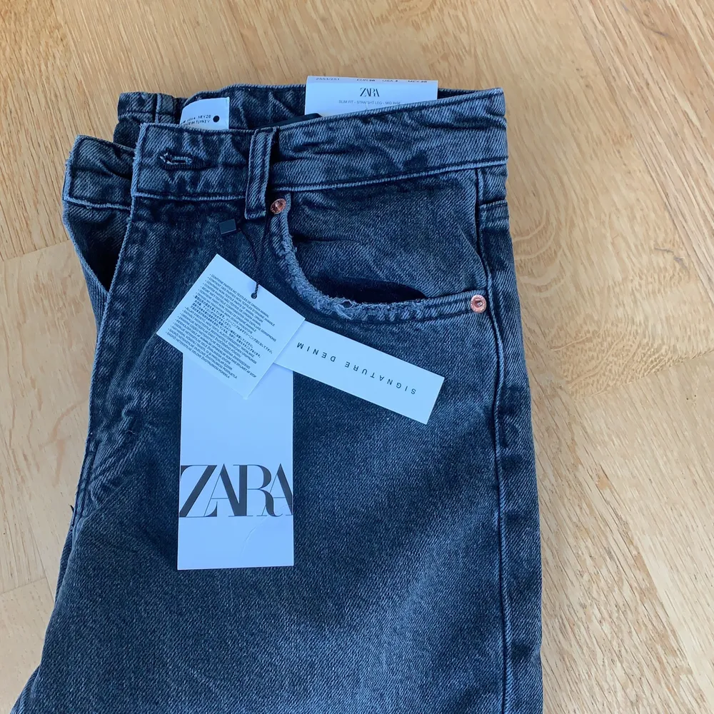 Säljer mina precis nyköpta byxor från Zara då dom inte passade mig. Otroligt fin färg och en bra längd på byxan🥳. Jeans & Byxor.
