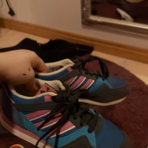 Adidas skor - Adidas vintage skor i roliga färger. Sååå fina men på tok för små för mig. Storlek 37 och i bra men använt skick