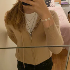 Softgoat zipup  - Säljer min superfina zip up hoodie från softgoat💞 Passar verkligen till så mycket och helt perfekt nu till höst 🍂 Köpt för 2600🙏🏽 inte alls nopprig och i väldigt bra skick🌟Köpt direkt för 800💞