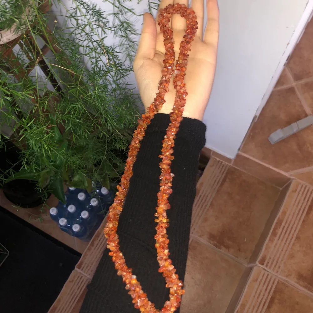 Fint halsband av antingen karneol eller orange agat. 31cm långt o går även ta sönder för o göra ex. Armband eller annat. . Accessoarer.