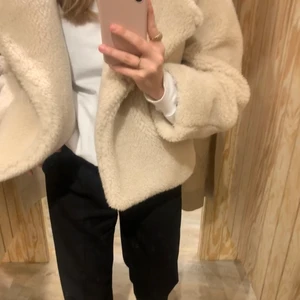 Svarta kostymbyxor från &other stories - Säljer nu mina lågmidjade svarta kostymbyxor från &other stories, i fint skick! Ordinarie pris är 790kr jag säljer dem för 230kr. De är en rak modell och går ner t marken på mig, med skor på, som är 170 cm💕💕 vid fler bilder eller frågor kontakta mig✨💕