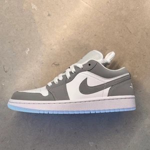 JORDAN 1 LOW WOLF GREY  -  JORDAN 1 LOW WOLF GREY  • Färg: WOLF-GREY/WHITE • Storlek: 38.5 • Skick: Helt Nya, DSWT • BIN: 1750kr  Lägg på frakt 📦 