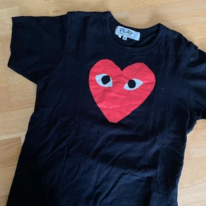 Comme des garçons t-shirt - Comme des garçons t-shirt i storlek S, använd 2-3 gånger