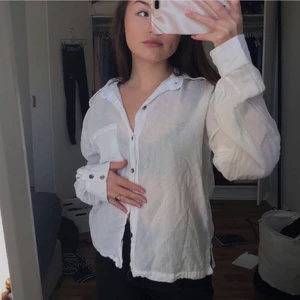 Skjorta - Säljer nu denna jätte fina linne skjortan. Går att styla till många olika saker. Och är i fint skick. Säljer för 145kr med frakten inkluderad 