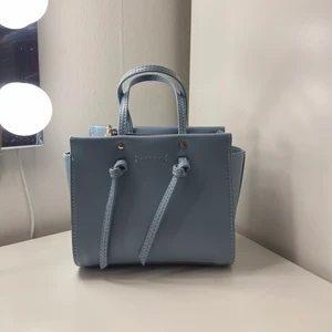 Väska 150kr - Säljer den här jätte gulliga väskan för 150kr, den är knappt använd 1 gång. Hör av er om ni är intresserade.