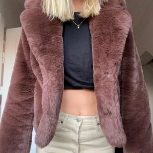 Pälsjacka - Fin pälsjacka i färgen brun. Är i väldigt bra skick🍂🍁