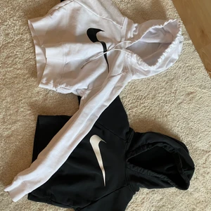 Nike hoodies - Säljer dessa fina Nike hoodies då dom ej används mer, dom är i väldigt bra skick bara att den svarta har tappat bandet. Säljer för 80kr st eller båda för 150kr, köparen står för frakten. Dom är lite croppade vilket är super fint❤️hör av er vid fler frågor/bilder