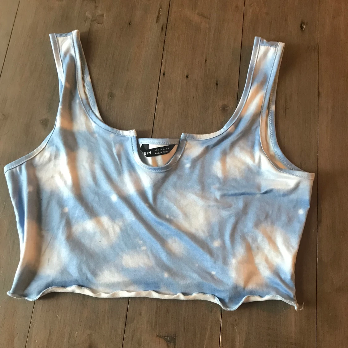 Blå tröja med måln