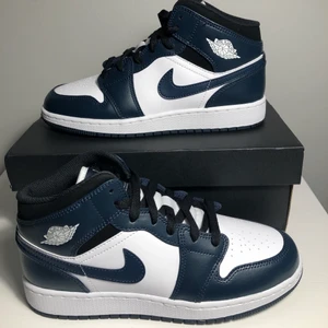 Jordan 1 Mid ”Armory Navy” (GS) - Helt nya Jordan 1 Mids, oanvända i storlek 38.5 / 6Y. Skickas dubbelboxat så skolådan inte skadas. Kan fraktas på köparens bekostnad eller mötas i Gävle. Digitalt kvitto & box ingår givetvis! Hör av er vid frågor.