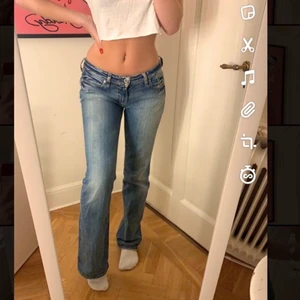 LÅGMIDJADE JEANS - lågmidjade jeans från diesel. Coola fickor med en ”detalj-ficka”. Perfekt längd för mig som är 174, passar också till ungefär 167-178 skulle jag gissa på. ❤️❤️❤️❤️