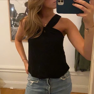 Svart topp storlek XS - Jättefin svart topp i linnetyg med haltherneck krage. Köpt från banana republic, jätte bra skick! 