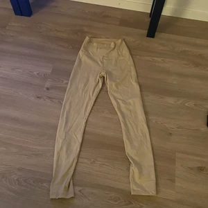 Beiga träningstights - Beiga träningstights strl. S. Från GinaTricot.