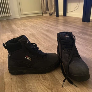 Fila skor  - Fila skor strl. 37. Svarta. Inte mycket använda.