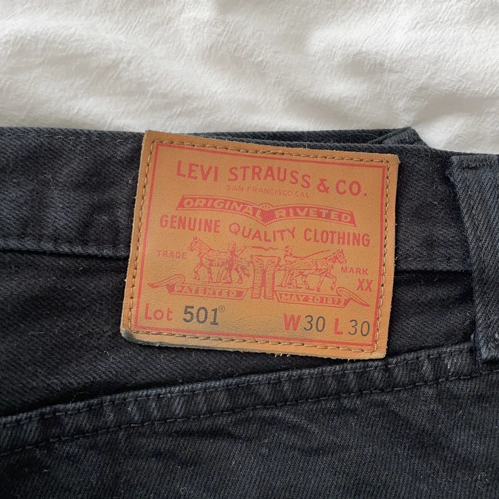 Levis 501 jeans raka (straight leg) svart, nästan helt oandvända. Knappgylf, kund står för frakt. Jeans & Byxor.