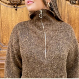 Brun jättefin och skön stickad zip tröja - INTRESSEKOLL på denna superhärliga fina tröja med Zip framrill!😍 Oversized i modellen och kragen går att fixa på det sättet man vill att den ska sitta!💗☺️ Superfin och skön HELT NY!💛 Finns i alla storlekar! Skeiv ENDAST vid intresse, Skriv INTE om du inte vill köpa!!! Prislapp finns, frakt är inräknat i priset!