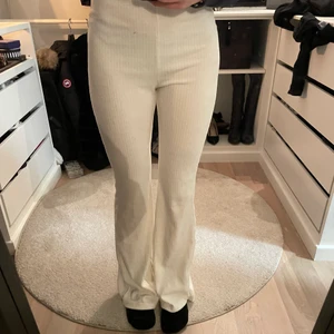 Vita ribbade byxor  - Vita utsvängda tights som är ribbade. Trendiga snygga byxor.