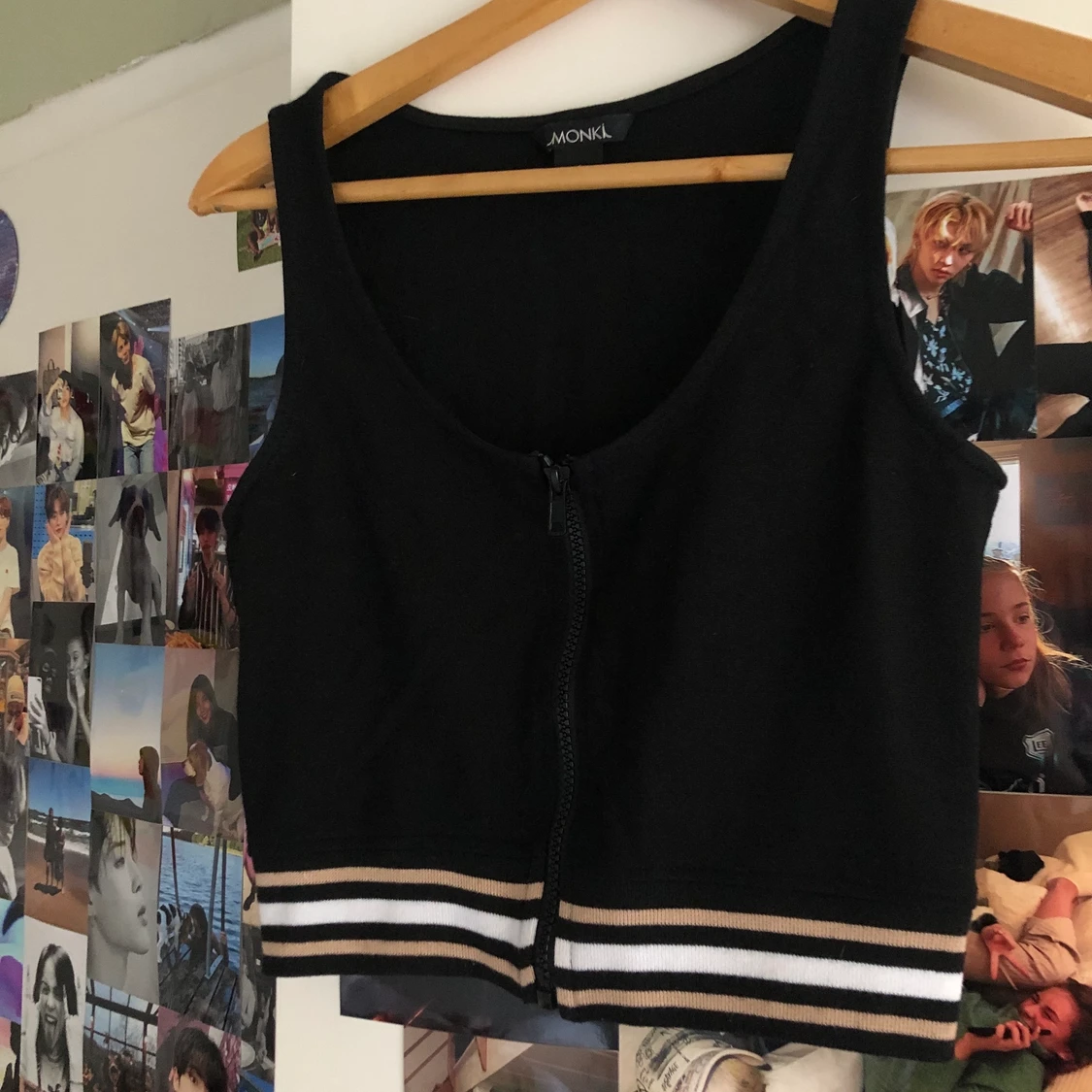 Svart linne med dragkjedja