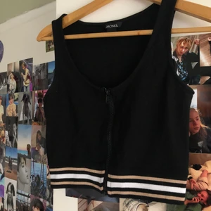 Svart linne med dragkjedja - Tröjan är köpt second hand men har aldrig kommit till användning. Dragkjedjan funkar men inte så man kan knäppa upp hela vägen ner. Storlek: S och är ursprungligen från Monki