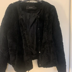 Mysig jacka - En svart skön och mysig jacka till vintern och hösten! Storlek 36 men passar även 34! Väldig bra skick🤍