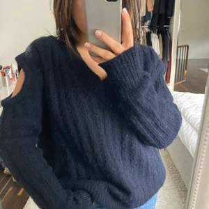 Marinblå stickad tröja, Zara - Supermysig marinblå stickad tröja i alpacka ull från Zara, med cut-outs på ärmarna