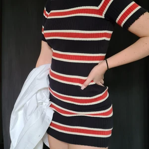 Ribbad miniklänning i strl 38 - Kroppsnära ribbad och randig miniklänning från H&M i storlek 38. Då den är mycket kort skulle jag rekommendera till någon som är mer en 34/36. Materialet är mycket stretchigt och trots användning är både tyget och färgerna som när den köptes 💗 