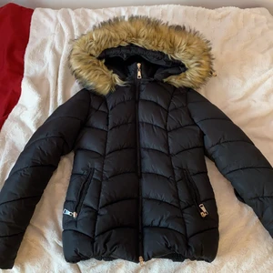 Hollies jacka. - Fin vinter jacka, nästan aldrig använt köpte förra året. Säljer pga att den it kmr till användning och har en Annan. Bra skick den e inte sönder o har Inge märken.