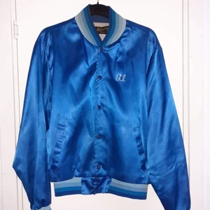 Baseballjacka  - Inköpt på beyond retro, fint skick, märket på ryggen börjar släppa pga ålder men harändå sin charm med det, använt den några få gånger sen jag köpte den, storlek M, skulle säga M för tjej och S för kille 