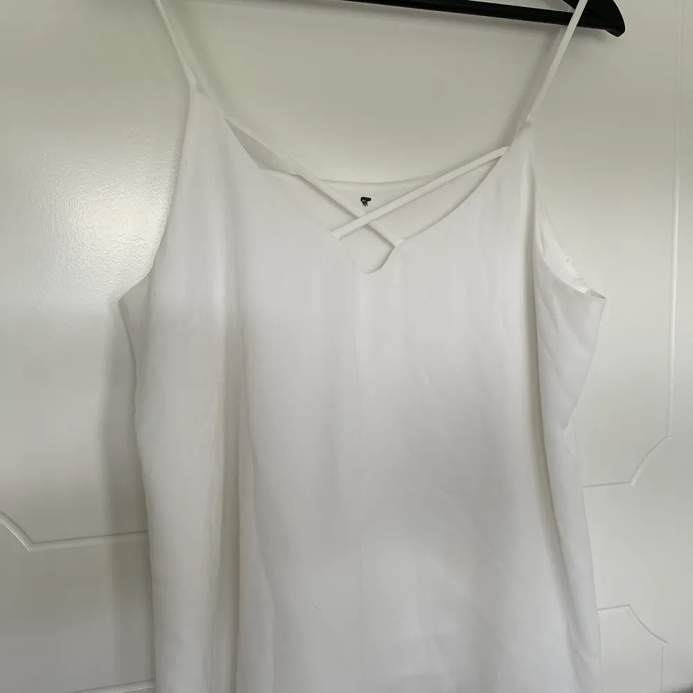 really cute tank top with a twist! . Toppar.