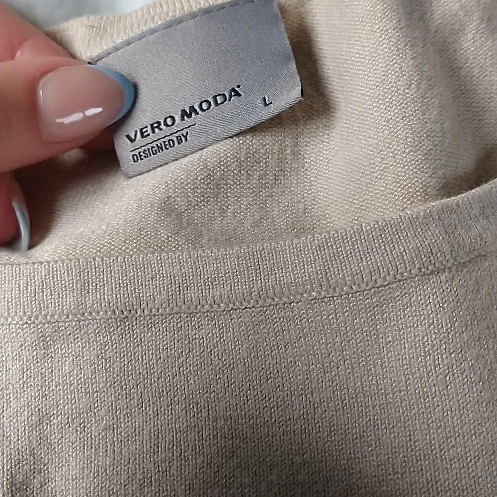 En väldigt len beige tröja från Vero Moda! Storlek L, skriv för fler bilder!🤍. Tröjor & Koftor.