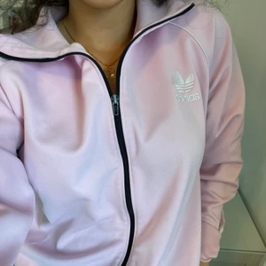 adidas träningsjacka - asball kofta från adidas, sjukt snyggt med lowrise jeans tex
