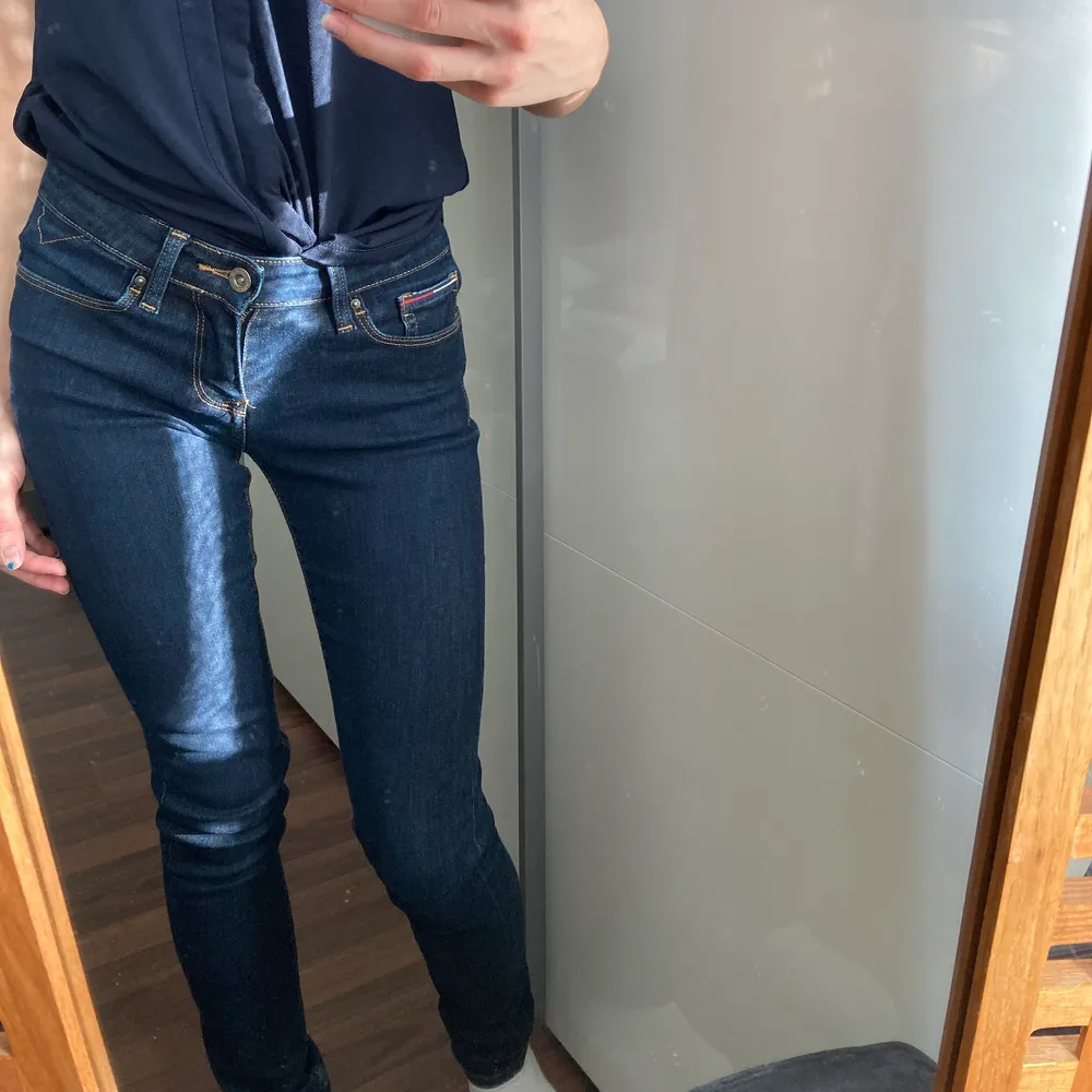 Strl 26/32, säljer på grund av att jag gått upp i vikt ich därmed är de för små🤪 mina absoluta favorit jeans. Jeans & Byxor.