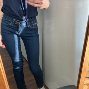 Tommy Hilfiger jeans - Strl 26/32, säljer på grund av att jag gått upp i vikt ich därmed är de för små🤪 mina absoluta favorit jeans
