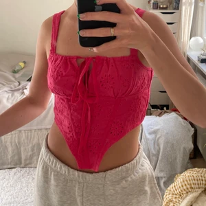 Rosa topp - Super snygg rosa broderad korsett topp i storlek S!💘💗💓