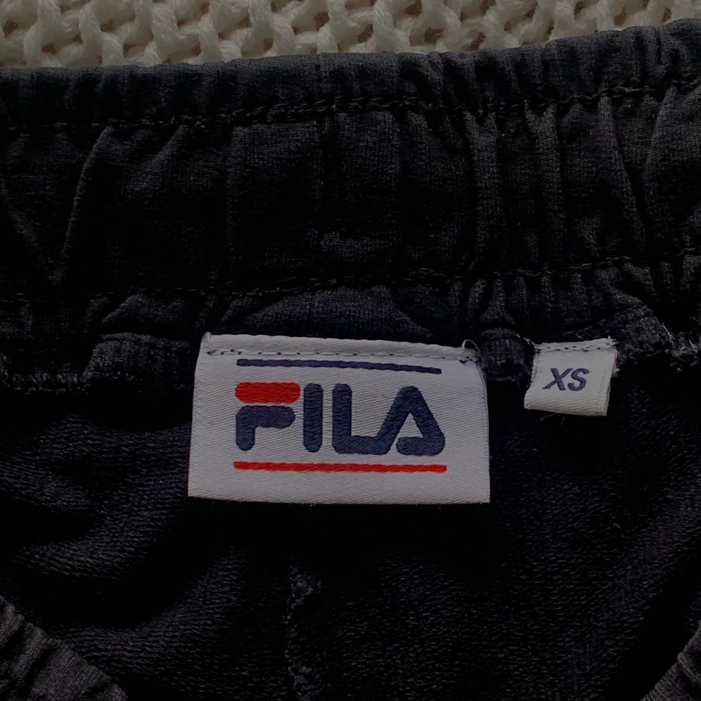 Shorts från Fila, köptes på urban outfitters för två år sedan men är för små nu. Fint skick, har inte använts ofta. De är väldigt korta så typ ”booty shorts”, storlek XS.. Shorts.