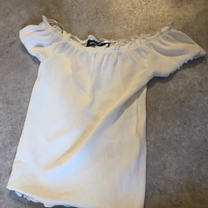 Off shoulder topp - Helt oanvänd off shoulder topp från ginatricot🤍 storlek xxs🤍 frakt tillkommer (fraktkostnaden kan ändras)