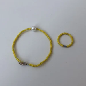Gult set  - Gult set. Ett gult armband med en matchande ring till. Gjorda för hand av seedbeads.