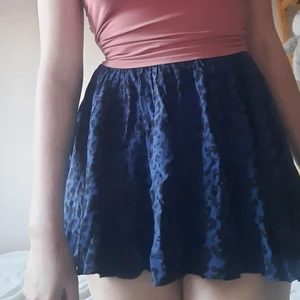 Blå leopardkjol Strl 32 - Blå leopardkjol i storlek 32 från Att. 