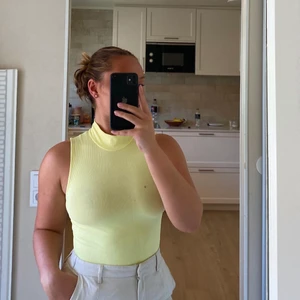 Gul body i strl s - Aldrig använd. 