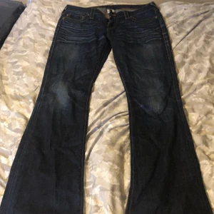True Religon jeans  - Säljer mina True Religon jeans. Dem är lågmidjade och lite långa för mig, jag är 168/169. Köpta på Sellpy, dem är i bra skick. Köpte dem för 200kr. 