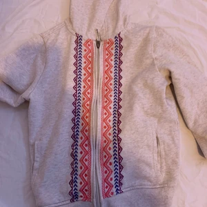 Roxy girl kofta(köpt i usa) strl 10-12 M - Använd några gånger men inga skador. Köparen står för frakten 